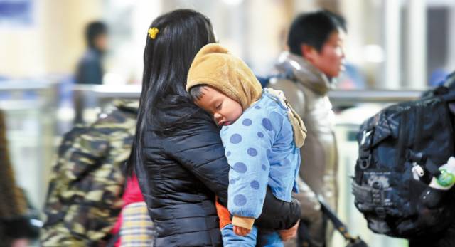 女子带宝宝回家过年，家人等到凌晨