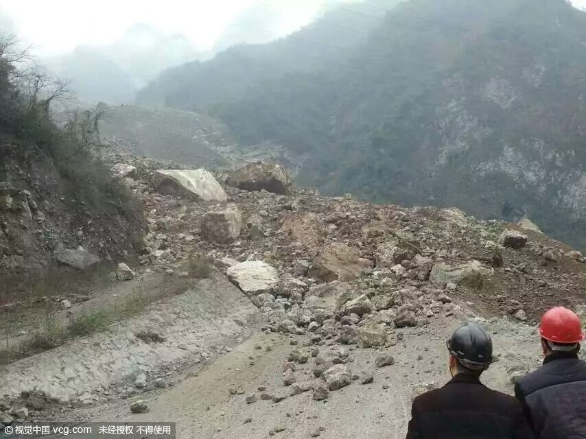 贵州山体垮塌瞬间土石倾泻，危机四伏引人关注