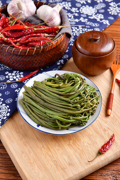 东北小伙花式夹咸菜绝技惊艳商家，传统美食的新魅力探索