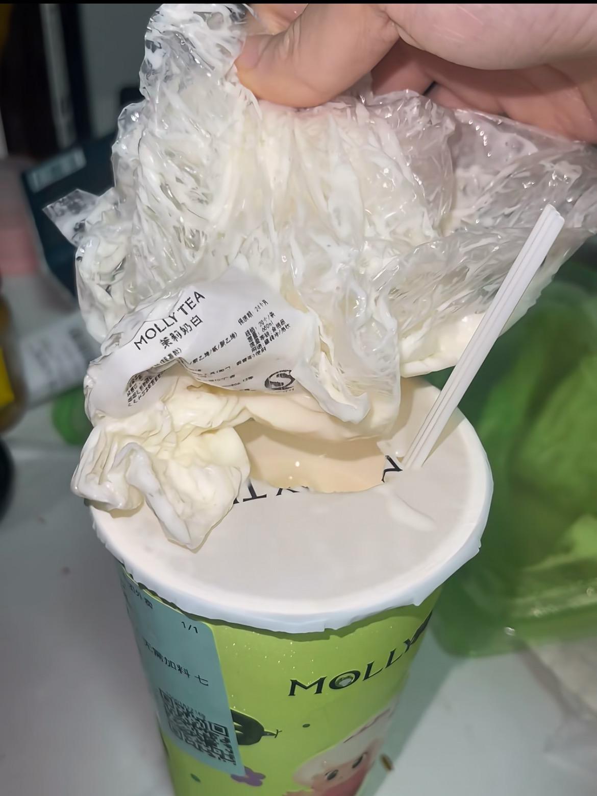 茉莉奶白饮品惊现塑料袋，消费者的安全何去何从？深度揭秘事件内幕